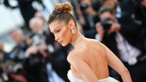 bella-hadid-tampil-memukau-di-karpet-merah-fashion-dan-penampilan-terbarunya