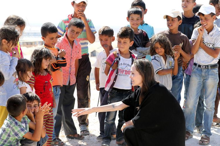 aktivisme-dan-kemanusiaan-angelina-jolie-kontribusinya-dalam-isu-global