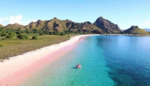 keindahan-nusa-tenggara-timur-dari-pantai-pink-hingga-padang-savana-yang-memukau