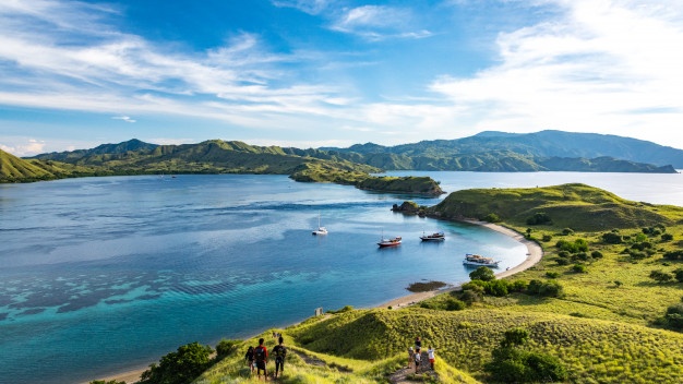 nusa-tenggara-timur-surga-tropis-dengan-pulau-pulau-eksotis-dan-laut-biru