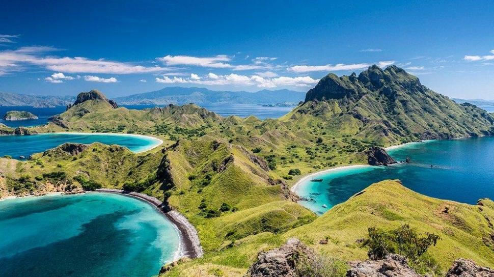 keindahan-nusa-tenggara-timur-dari-pantai-pink-hingga-padang-savana-yang-memukau
