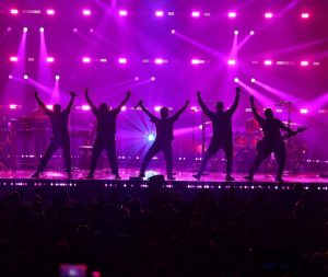 bruno-mars-kembali-ke-jakarta-pesona-panggung-sang-superstar