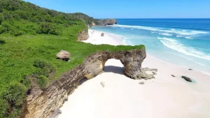 nusa-tenggara-timur-surga-tropis-dengan-pulau-pulau-eksotis-dan-laut-biru