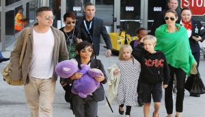 kehidupan-angelina-jolie-dari-aktris-hollywood-hingga-aktivis-kemanusiaan