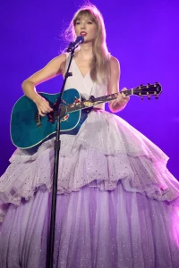 fashion-hits-pakaian-terbaik-taylor-swift-di-eras-tour-yang-mengguncang-panggung