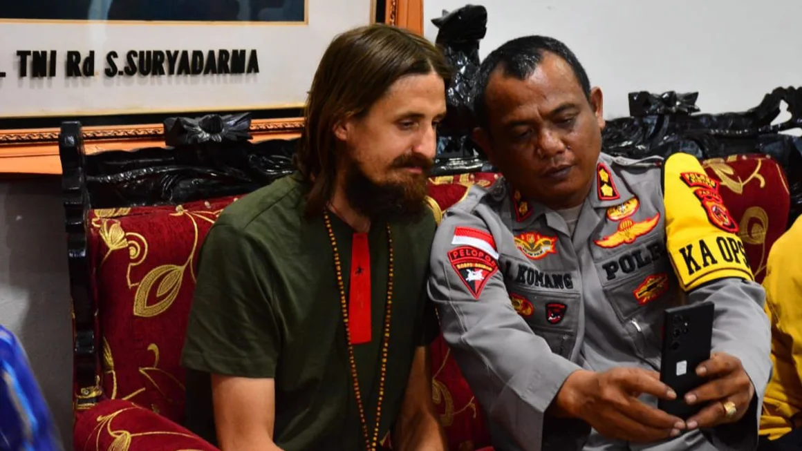 pilot-new-zealand-phillip-mehrtens-dibebaskan-setelah-18-bulan-terkurung-di-papua