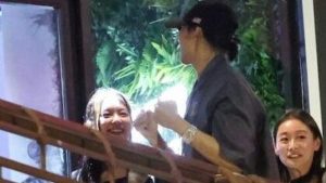 momen-tak-terduga-jennie-blackpink-dan-bambam-got7-terlihat-bersama-di-la