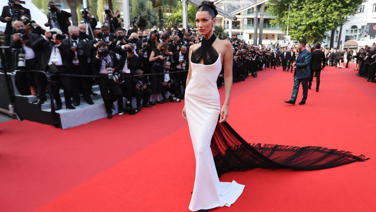 bella-hadid-tampil-memukau-di-karpet-merah-fashion-dan-penampilan-terbarunya