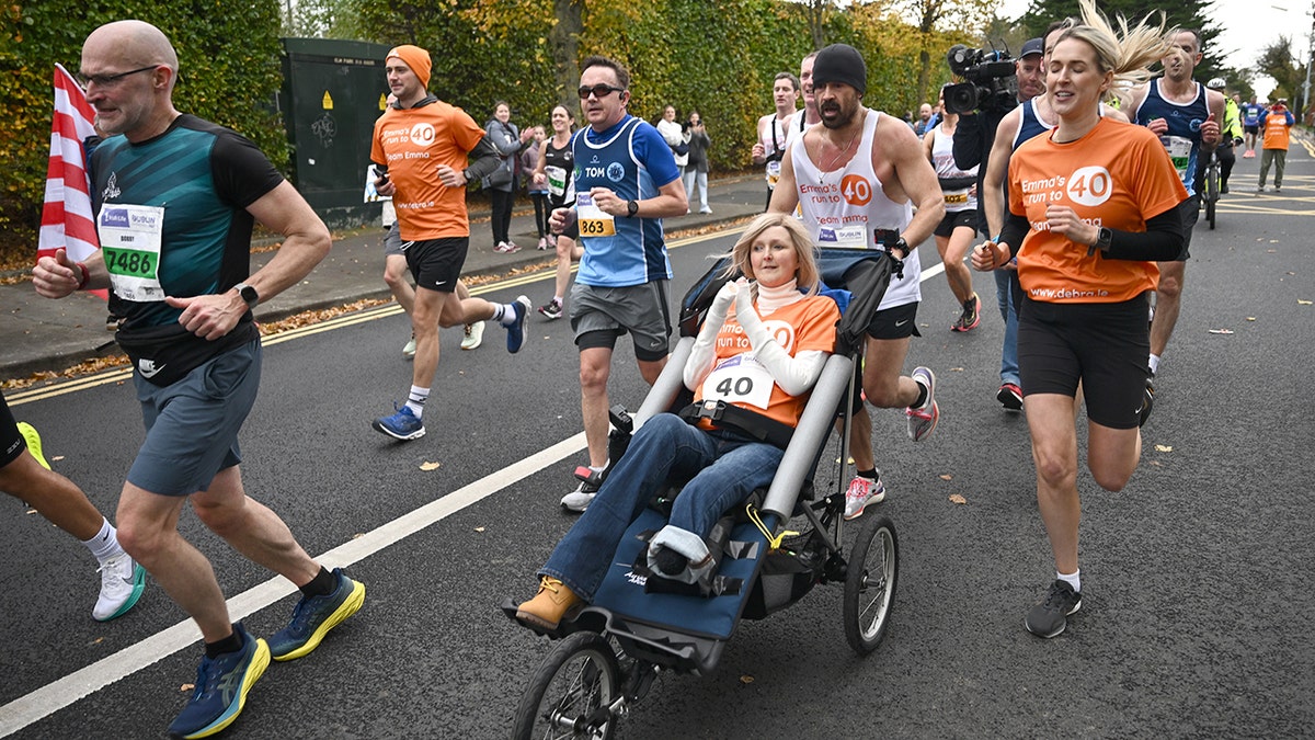 colin-farrell-menyentuh-hati-dengan-aksi-mendorong-teman-di-dublin-marathon