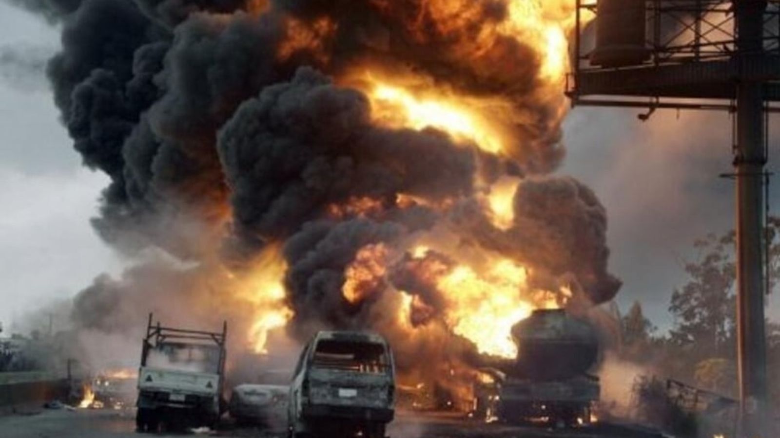 nigeria-berduka-105-korban-jiwa-akibat-ledakan-truk-tangki-bahan-bakar