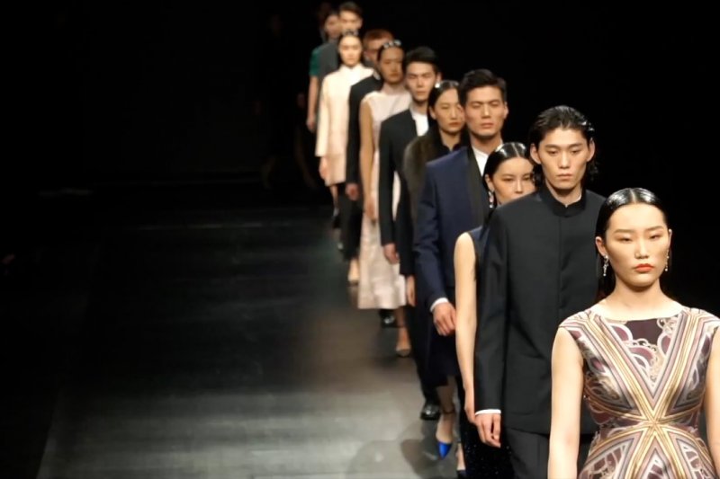gaya-klasik-tiongkok-kembali-merajai-runway-dan-street-style-di-era-modern