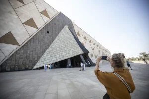 kunjungan-perdana-museum-mesir-agung-luncurkan-uji-coba-setelah-bertahun-tahun-ditunggu