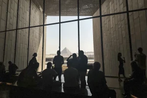 kunjungan-perdana-museum-mesir-agung-luncurkan-uji-coba-setelah-bertahun-tahun-ditunggu