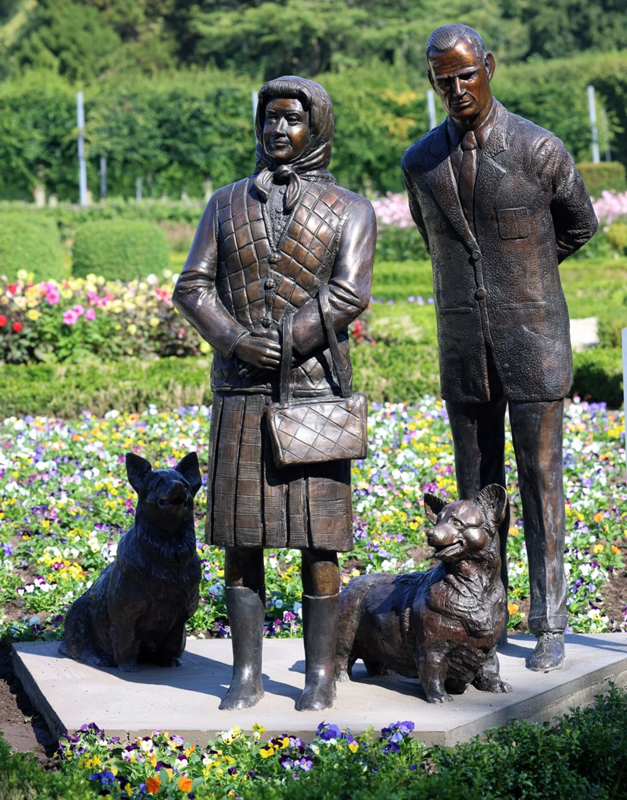 pendirian-patung-ratu-elizabeth-ii-dan-pangeran-philip-anjing-corgi-picu-perdebatan-di-masyarakat