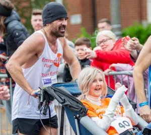 colin-farrell-menyentuh-hati-dengan-aksi-mendorong-teman-di-dublin-marathon