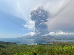 erupsi-gunung-lewotobi-22-penerbangan-internasional-dari-bandara-ngurah-rai-dibatalkan
