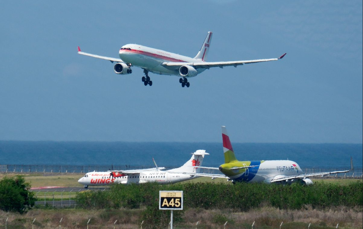 erupsi-gunung-lewotobi-22-penerbangan-internasional-dari-bandara-ngurah-rai-dibatalkan