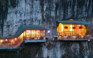 kafe-di-tepi-tebing-di-tiongkok-menyajikan-kopi-eksklusif-dengan-pemandangan-taiwan
