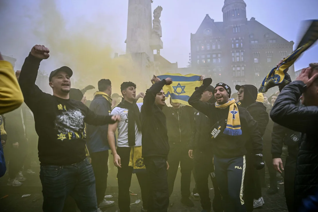 amsterdam-melarang-protes-selama-tiga-hari-setelah-serangan-kekerasan-terhadap-penggemar-sepak-bola-israe