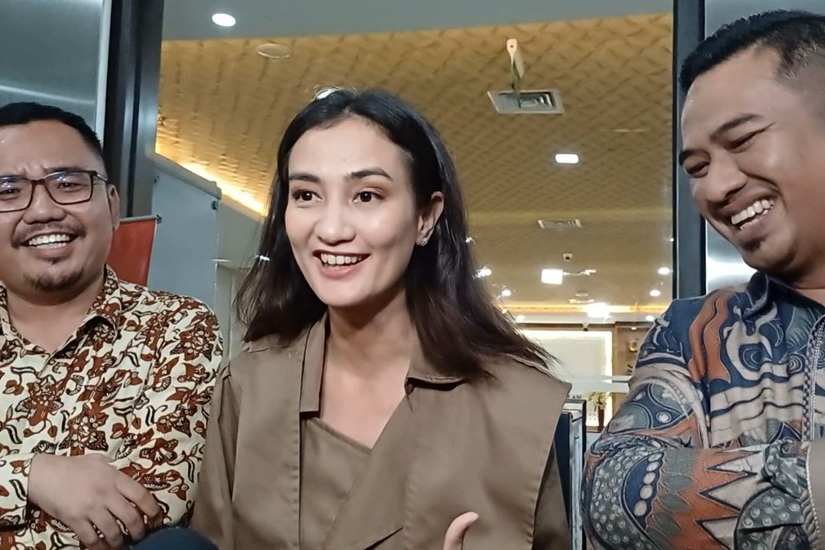 atiqah-hasiholan-diperiksa-polisi-terkait-laporan-cucu-ratna-sarumpaet-soal-harta-warisan