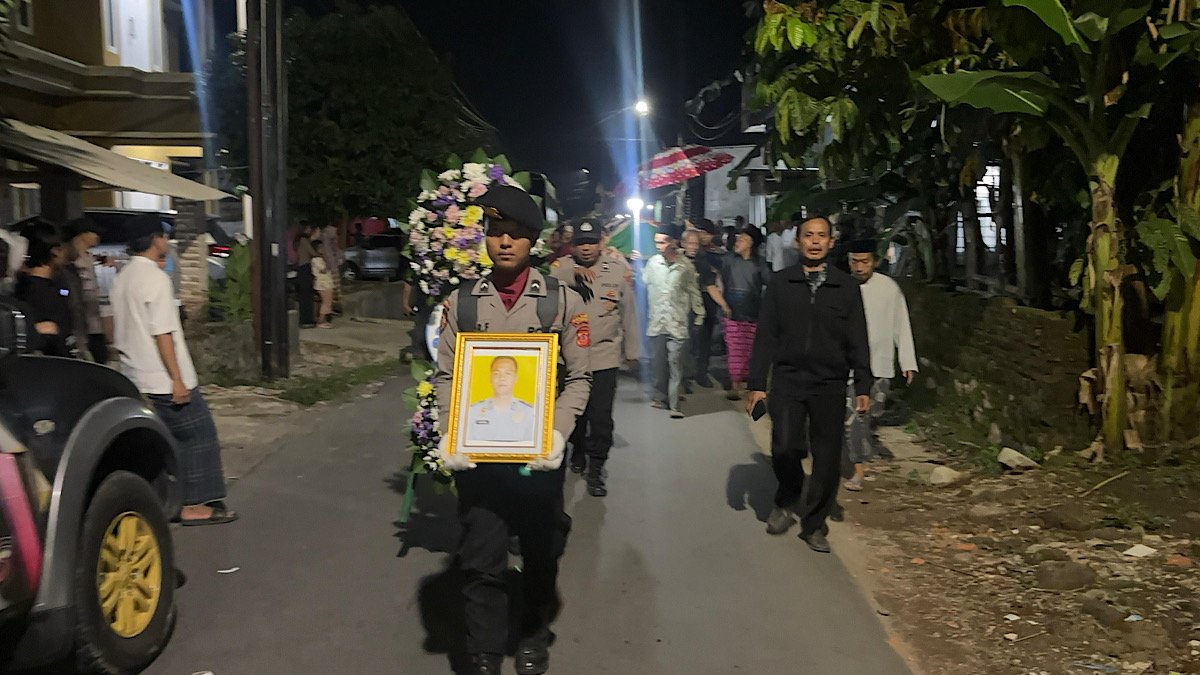 bripka-miftahu-rochman-gugur-saat-bantu-evakuasi-korban-bencana-di-sukabumi-polri-kehilangan-sosok-berani