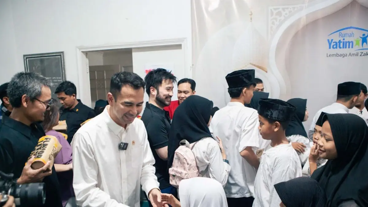 raffi-ahmad-dan-rudy-salim-gelar-acara-rutin-bagikan-burger-gratis-untuk-anak-yatim