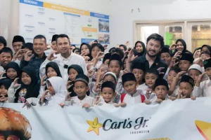 raffi-ahmad-dan-rudy-salim-gelar-acara-rutin-bagikan-burger-gratis-untuk-anak-yatim