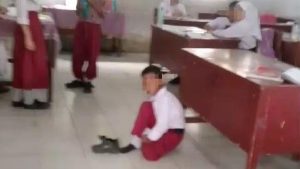 cak-imin-berjanji-cari-solusi-untuk-siswa-sd-medan-yang-duduk-di-lantai-karena-belum-bayar-spp