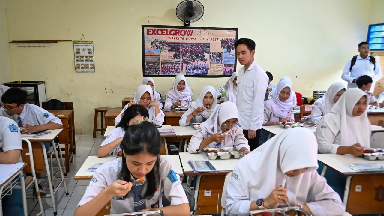 gibran-tinjau-program-makan-bergizi-gratis-di-surabaya-siswa-sambut-antusias