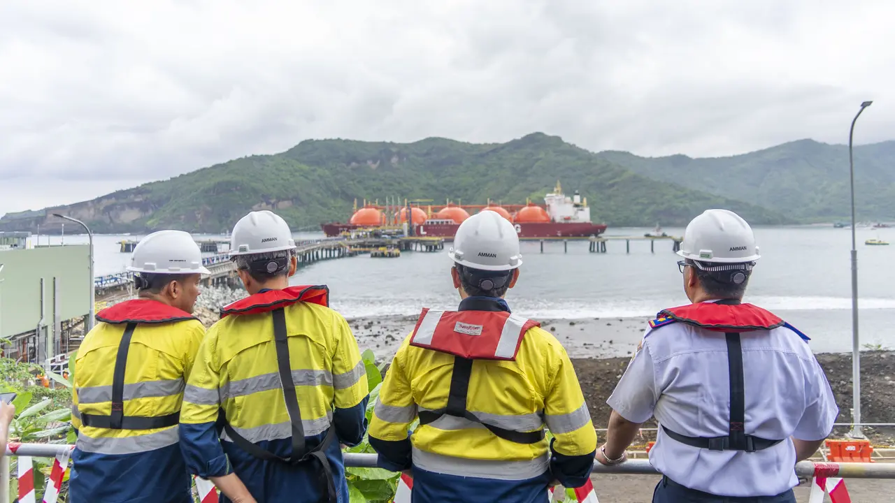 mt-lady-eva-berhasil-sandar-amman-mineral-siapkan-pasokan-lng-perdana