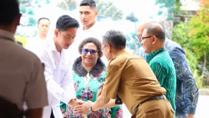 gibran-tinjau-program-makan-bergizi-gratis-di-surabaya-siswa-sambut-antusias