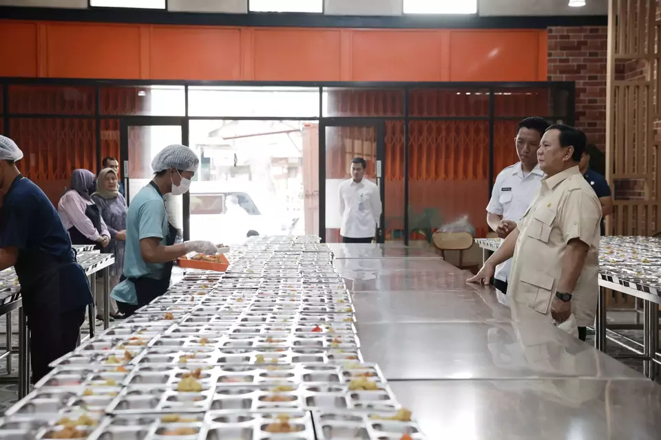 prabowo-pantau-langsung-pelaksanaan-program-makan-bergizi-gratis-di-sekolah-jakarta-timur