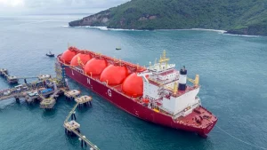 mt-lady-eva-berhasil-sandar-amman-mineral-siapkan-pasokan-lng-perdana