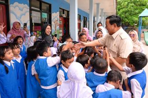 prabowo-pantau-langsung-pelaksanaan-program-makan-bergizi-gratis-di-sekolah-jakarta-timur