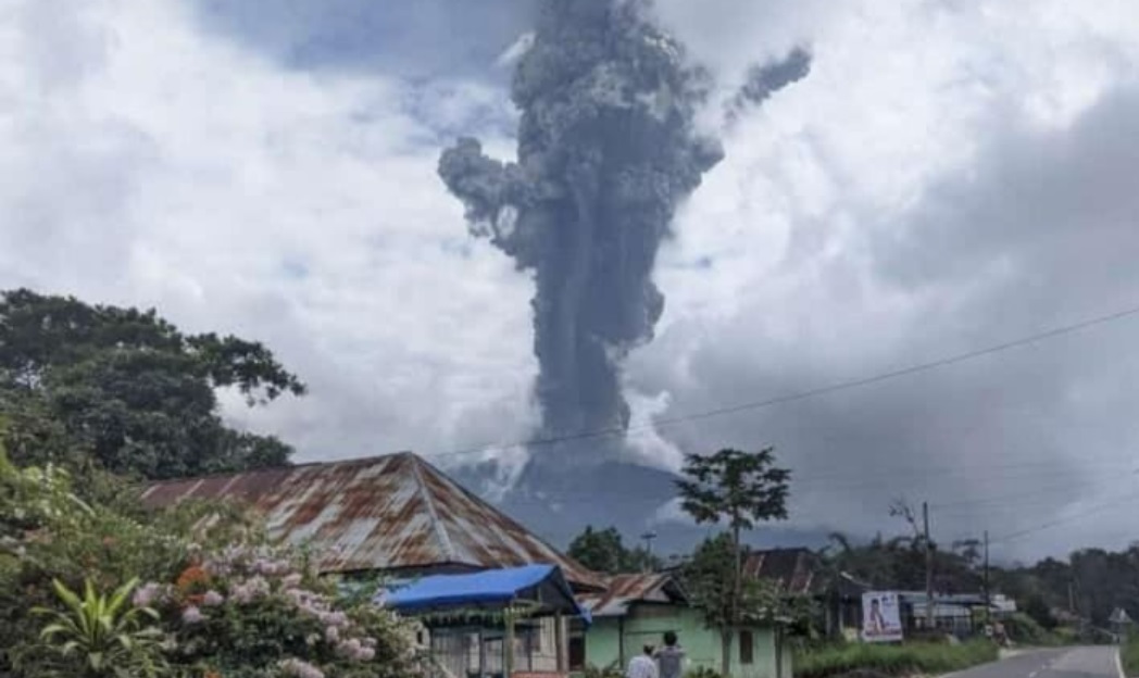 gunung-marapi-kembali-bergejolak-semburan-abu-vulkanik-capai-600-meter