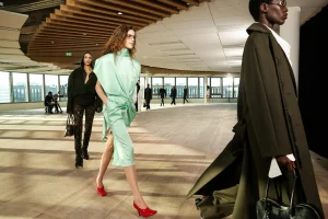 gaya-kerja-mewah-jadi-tren-utama-di-paris-fashion-week-2024