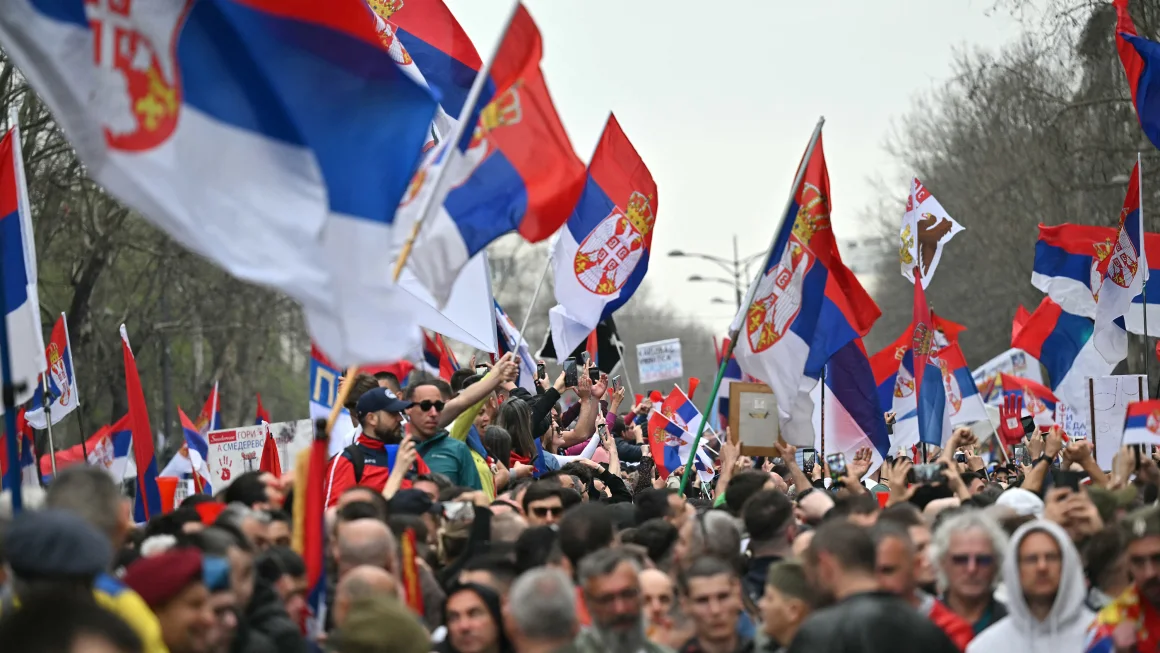 gelombang-protes-anti-korupsi-serbia-replika-istana-korupsi-dibakar-di-hadapan-gedung-parlemen