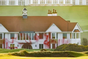 provokasi-aktivis-big-ben-jadi-panggung-protes-palestina-usai-vandalisme-ke-lapangan-golf-trump