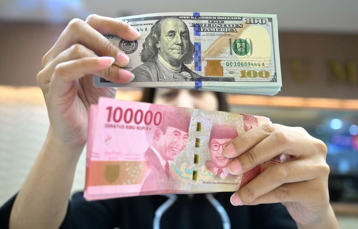 penguatan-rupiah-awali-pekan-di-level-rp16-831-per-dolar-as
