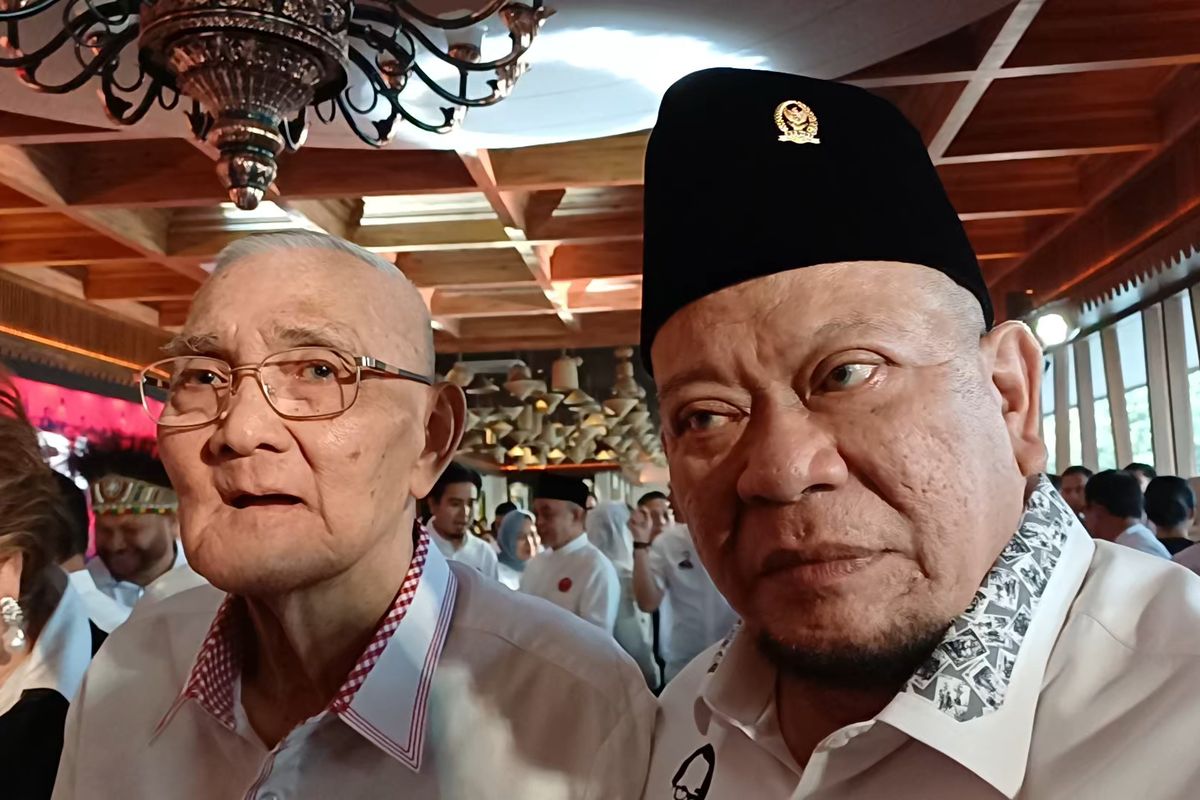 breaking-news-penyidik-kpk-serbu-rumah-mewah-la-nyalla-15-jam-penggeledahan-dan-koper-bukti-dibawa
